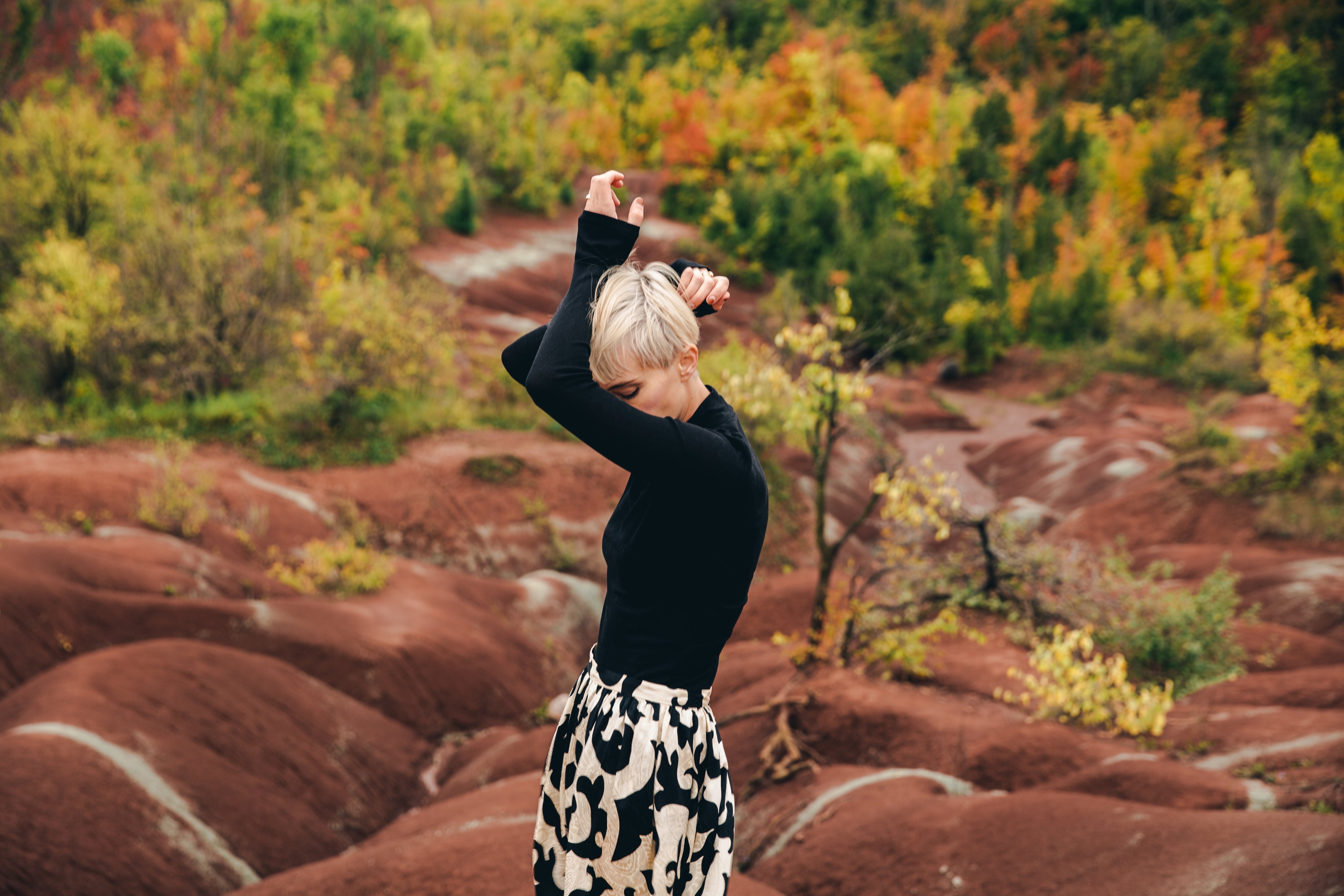 files/womens-fall-fashion-in-autumn-landscape.jpg